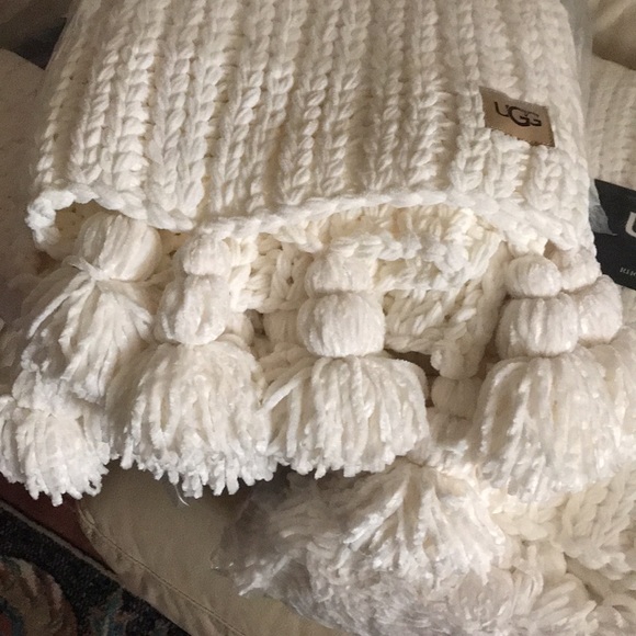 UGG brand new throw still in plastic wrap - Picture 12 of 12